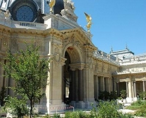 Enjoy the beauties of Paris walking