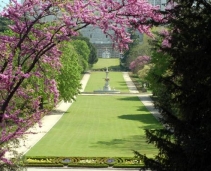 Walking between monuments and gardens