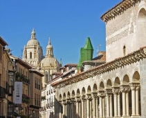 Walking in great Segovia old town