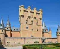 Walking in great Segovia old town