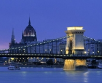 Live the romance of walking over the Danube